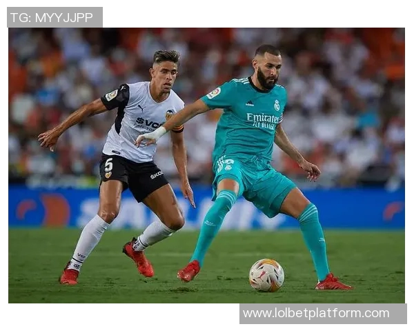 英超焦点战曼联与皇马战平一触即发的惨败瞬间引发全场热议 英超焦点战曼联与皇马战平一触即发的惨败瞬间引发全场热议